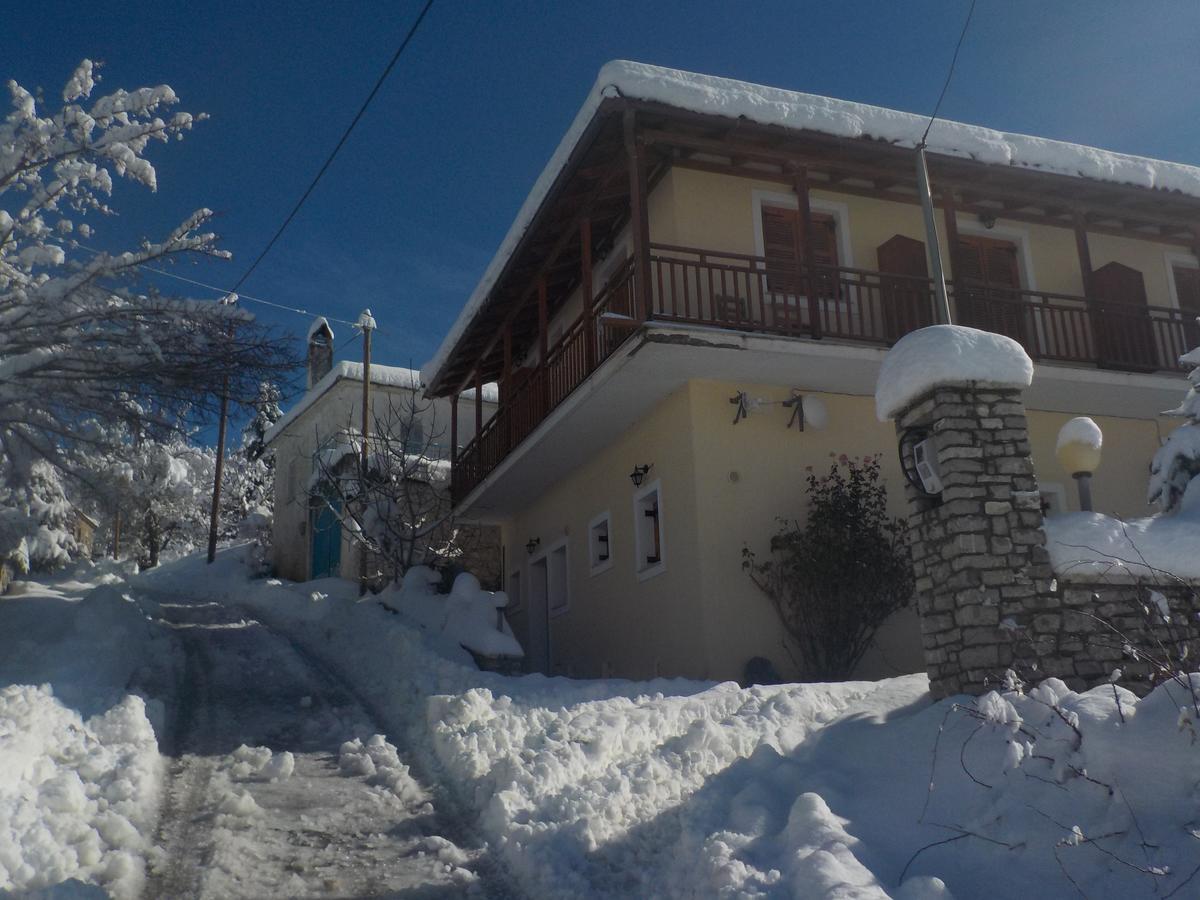 Enoikiazomena Petropoulos Apart otel Ano Lousoi Dış mekan fotoğraf