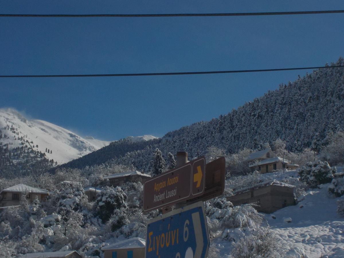 Enoikiazomena Petropoulos Apart otel Ano Lousoi Dış mekan fotoğraf