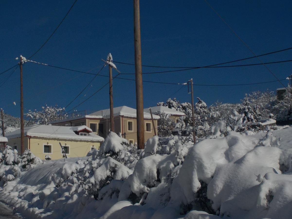 Enoikiazomena Petropoulos Apart otel Ano Lousoi Dış mekan fotoğraf