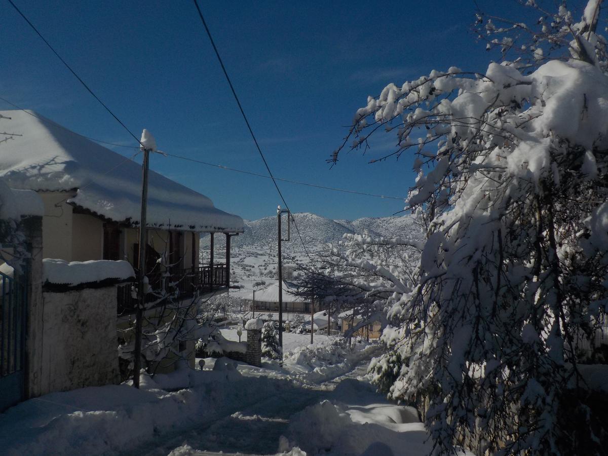 Enoikiazomena Petropoulos Apart otel Ano Lousoi Dış mekan fotoğraf