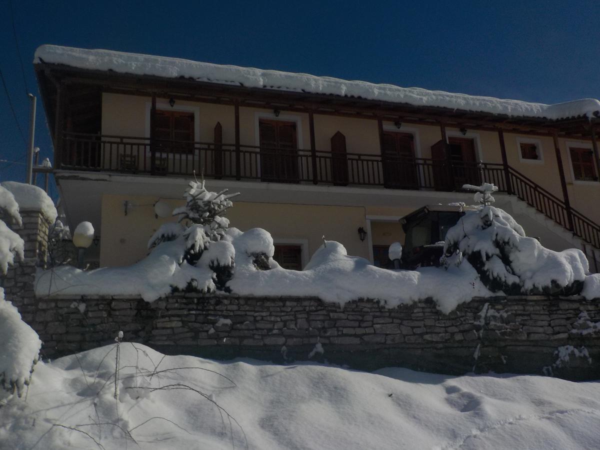 Enoikiazomena Petropoulos Apart otel Ano Lousoi Dış mekan fotoğraf