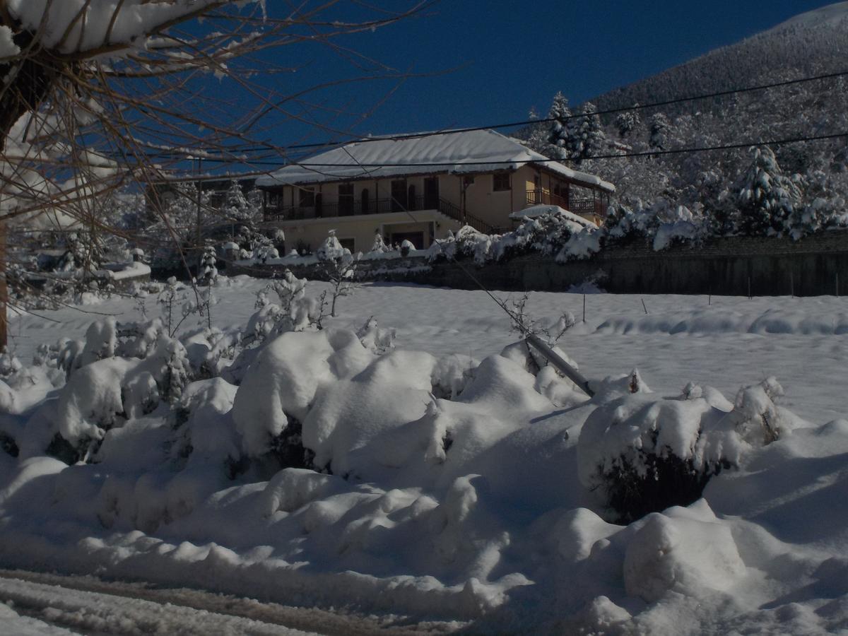 Enoikiazomena Petropoulos Apart otel Ano Lousoi Dış mekan fotoğraf